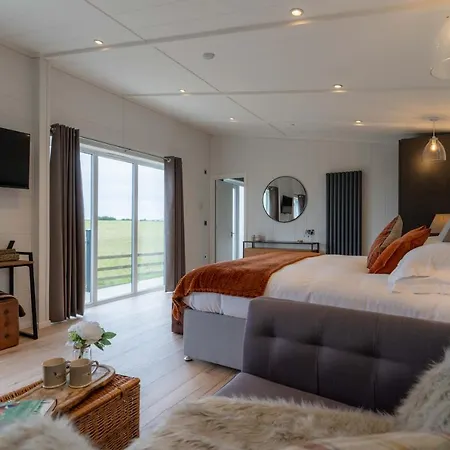 Hillcrest Hideaways Resort *